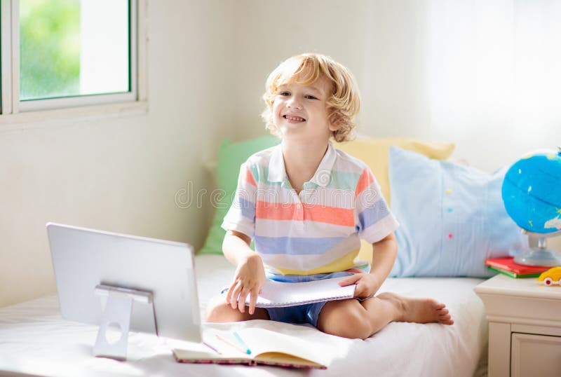 Aprendizaje remoto en línea. escolares con computadora foto de archivo libre de regalías