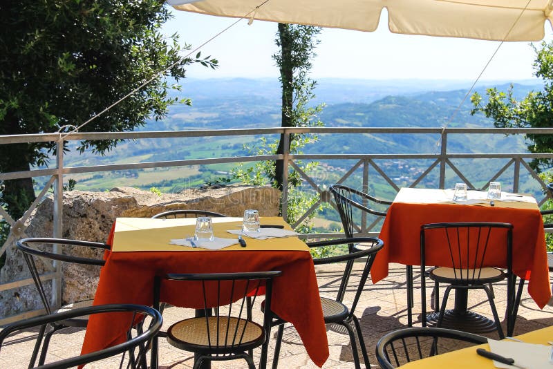 Apresenta o restaurante exterior na fortaleza de São Marino