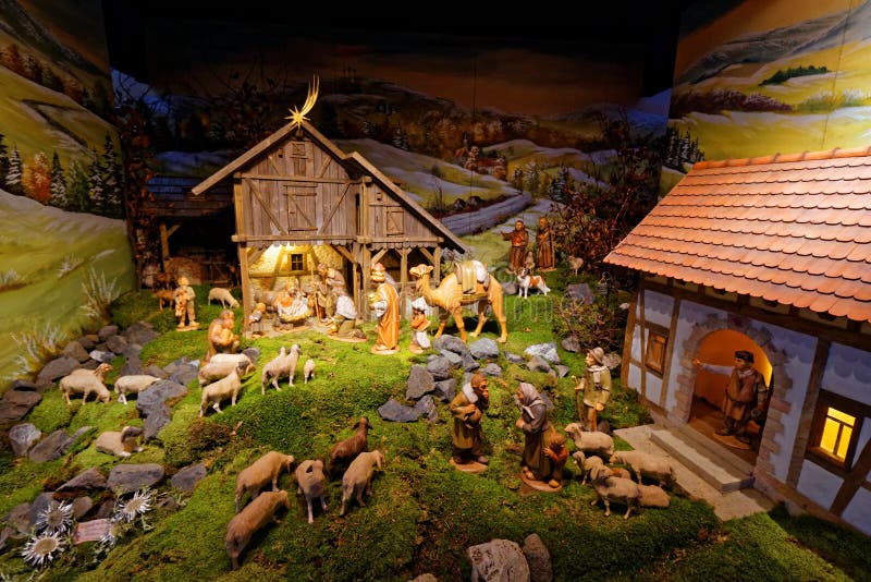 Apresentação criativa da cena da natividade no ajuste montanhoso fotografia de stock Apresentação criativa da cena da natividade no ajuste montanhoso fotografia de stock