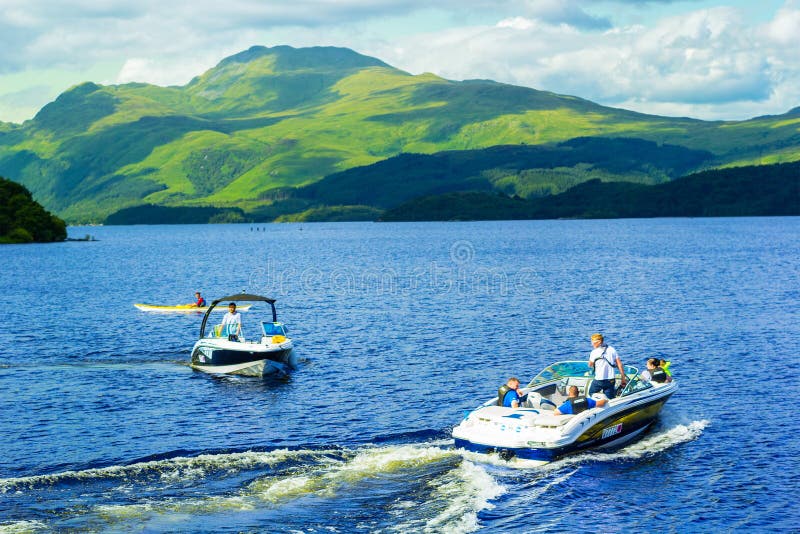 Apresure el barco con los turistas el verano en Loch Lomond, Luss, Escocia fotografía de archivo