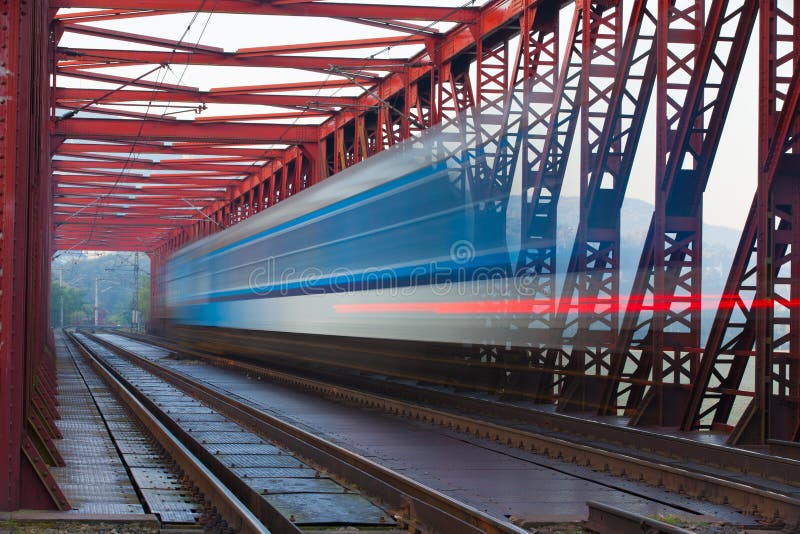 Apresure el tren en el puente ferroviario del hierro, República Checa imagen de archivo Apresure el tren en el puente ferroviario del hierro, República Checa imagen de archivo
