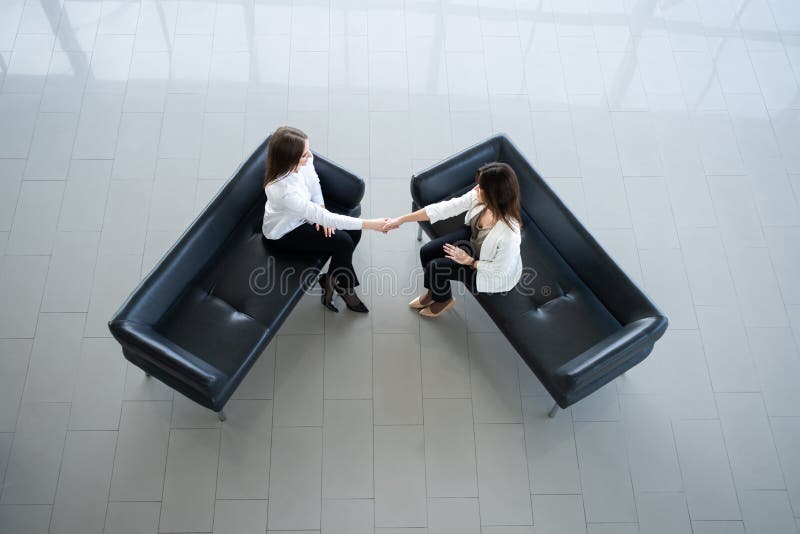 Apret?n de manos de los colegas del negocio Empresarias que sacuden las manos después de una reunión acertada fotografía de archivo Apret?n de manos de los colegas del negocio Empresarias que sacuden las manos después de una reunión acertada fotografía de archivo