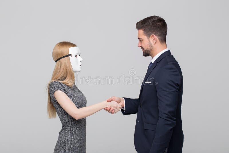 Apretón de manos elegante del hombre con la mujer rubia en máscara fotografía de archivo libre de regalías Apretón de manos elegante del hombre con la mujer rubia en máscara fotografía de archivo libre de regalías