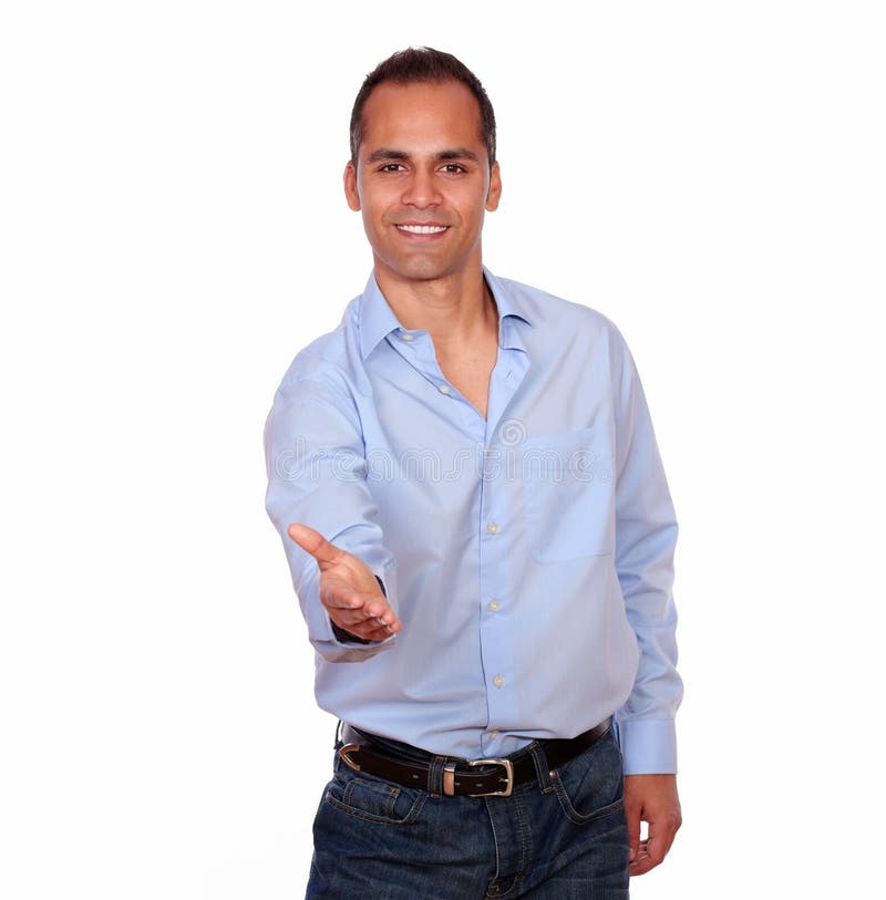 Apretón de manos que extiende del hombre adulto encantador en usted fotografía de archivo libre de regalías Apretón de manos que extiende del hombre adulto encantador en usted fotografía de archivo libre de regalías