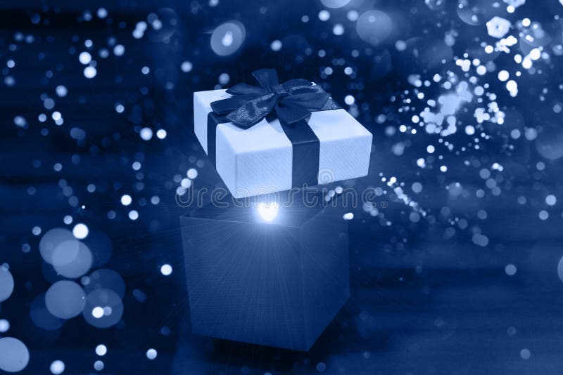 Apri sfondo scuro casella regalo magico immagini stock