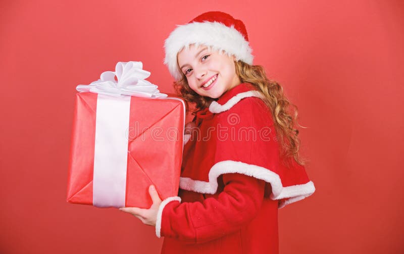 Apriamo I Regali Di Natale.Apriamo Il Regalo Di Natale Concetto Di Felicita E Gioia Servizi Di Consegna Regali Piccola Ragazza Festeggia Il Natale Sono Cosi Fotografia Stock Immagine Di Cheerful Natale 161377682