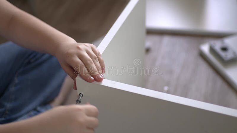 Apriete el tornillo de selftaping.