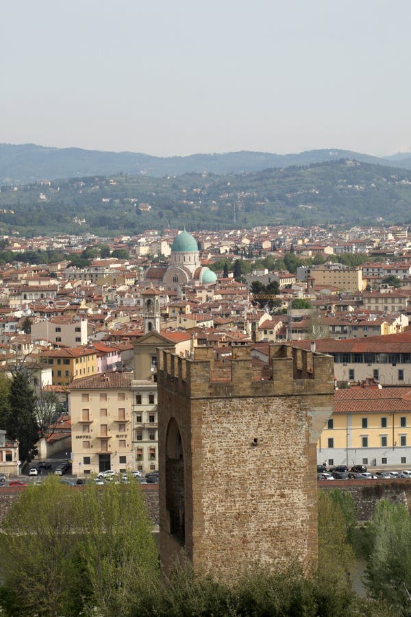 April 22 2019, Florence, Italien: den judiska synagogasikten fr?n ?ver med kopieringsutrymme f?r din text royaltyfria foton April 22 2019, Florence, Italien: den judiska synagogasikten fr?n ?ver med kopieringsutrymme f?r din text royaltyfria foton