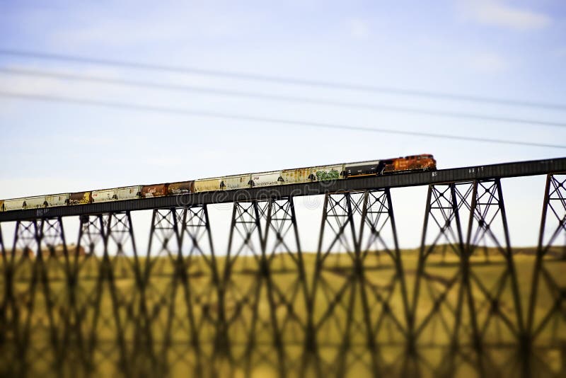 April 7 2019 - Lethbridge, Alberta Canada - kanadensiskt Stillahavs- j?rnv?g drev som korsar den p? h?g niv? bron arkivfoto April 7 2019 - Lethbridge, Alberta Canada - kanadensiskt Stillahavs- j?rnv?g drev som korsar den p? h?g niv? bron arkivfoto