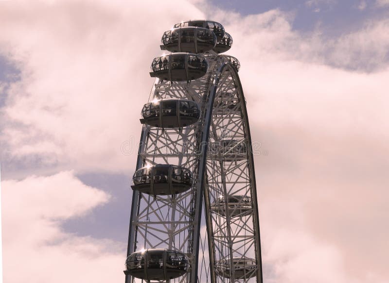 April 2018 london uk Folk som tycker om hjulet för ferris för London ` s det iconic royaltyfria bilder April 2018 london uk Folk som tycker om hjulet för ferris för London ` s det iconic royaltyfria bilder