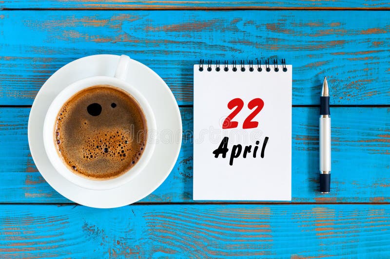 22. April Tag 22 des Monats, Loseblattkalender mit MorgenKaffeetasse, am Arbeitsplatz Frühlingszeit, Draufsicht lizenzfreie stockfotografie 22. April Tag 22 des Monats, Loseblattkalender mit MorgenKaffeetasse, am Arbeitsplatz Frühlingszeit, Draufsicht lizenzfreie stockfotografie
