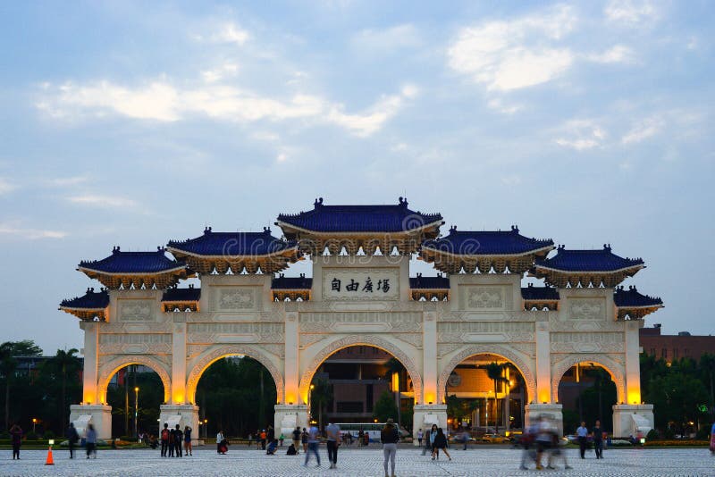 April 21, 2018 - Teipei, Taiwan : Unknown tourists visiting the Liberty Square Main Gate of The National Chiang Kai-shek Memorial stock photos April 21, 2018 - Teipei, Taiwan : Unknown tourists visiting the Liberty Square Main Gate of The National Chiang Kai-shek Memorial stock photos