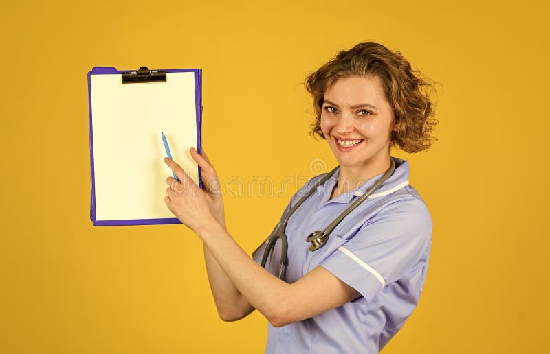 Aprobarea prelucrării datelor cu caracter personal. asigurare medicală. protocol scris. facilitate de sănătate directă la dreapta. stock photos