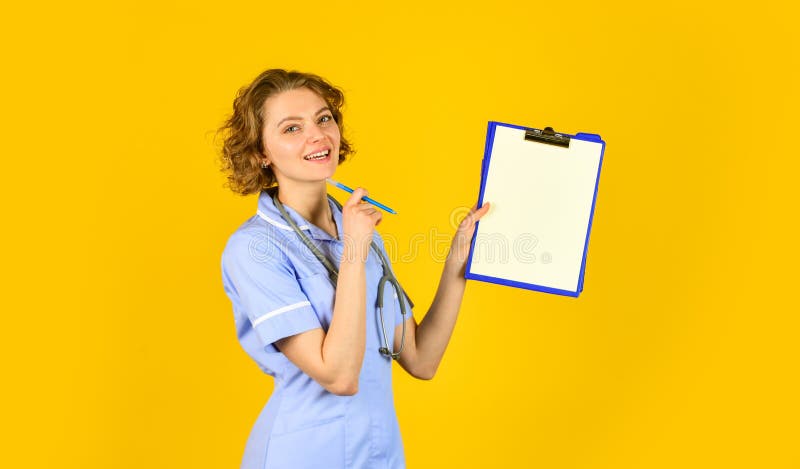 Aprobarea prelucrării datelor cu caracter personal. asigurare medicală. protocol scris. semnați aici. medicul curant prescrie stock photo