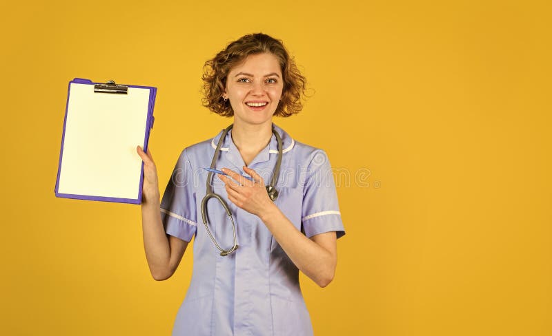 Aprobarea prelucrării datelor cu caracter personal. semnați aici. femei care prescriu tratament. spital privat. medicale royalty free stock image