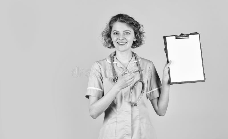 Aprobarea prelucrării datelor cu caracter personal. semnați aici. femei care prescriu tratament. spital privat. medicale royalty free stock image