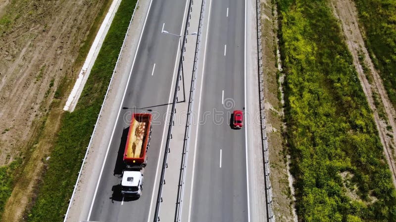 Après vue aérienne d'une rétro commande rouge de voiture sur la route ou la route dans le milieu de la journée Non beaucoup de vo banque de vidéos