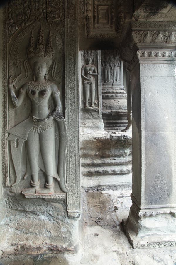 Apsara som snider i Angor Wat Temple arkivbild Apsara som snider i Angor Wat Temple arkivbild