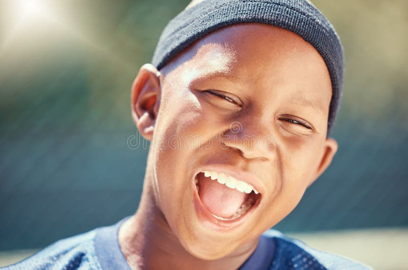 Criança de lesão no joelho de basquete com o pai colocou band-aid