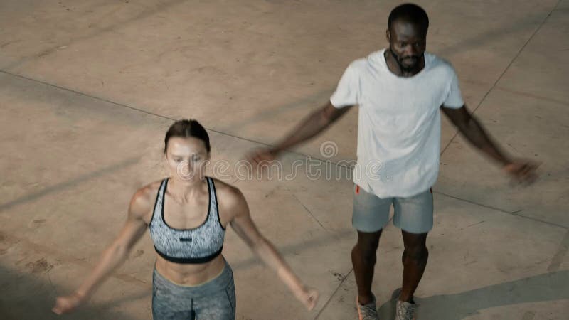 Aptidão. casal de salto para fazer exercícios no ginásio em ambientes fechados