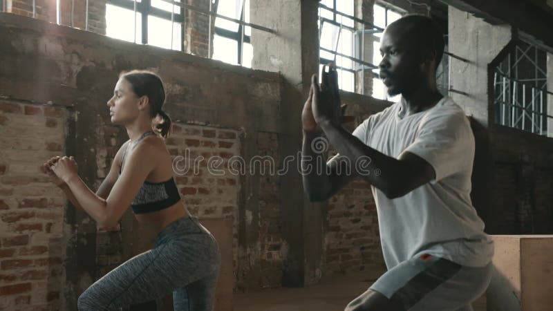 Aptidão. casal fazendo exercício de almoço na academia esportiva