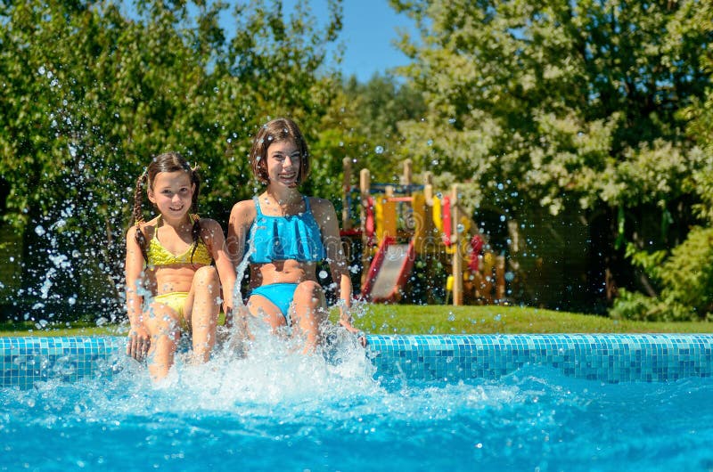 A aptidão do verão, crianças na piscina tem o divertimento, respingo de sorriso das meninas na água foto de stock royalty free A aptidão do verão, crianças na piscina tem o divertimento, respingo de sorriso das meninas na água foto de stock royalty free