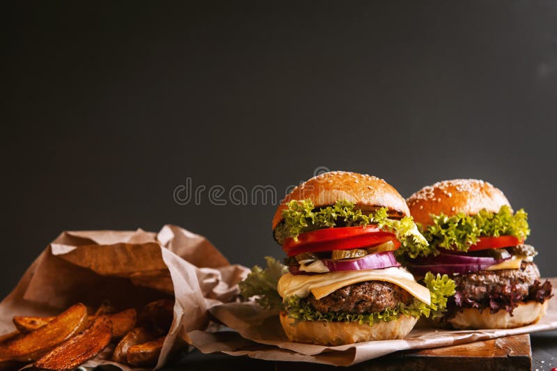 Aptitretande två, läcker hemlagad hamburgare royaltyfri foto Aptitretande två, läcker hemlagad hamburgare royaltyfri foto