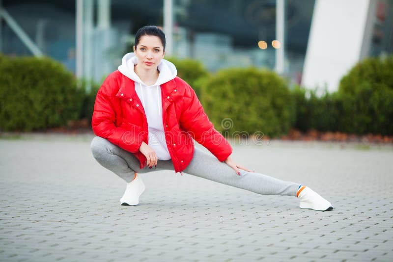 Aptitud Mujer joven hermosa que hace ejercicios en el parque imagenes de archivo Aptitud Mujer joven hermosa que hace ejercicios en el parque imagenes de archivo