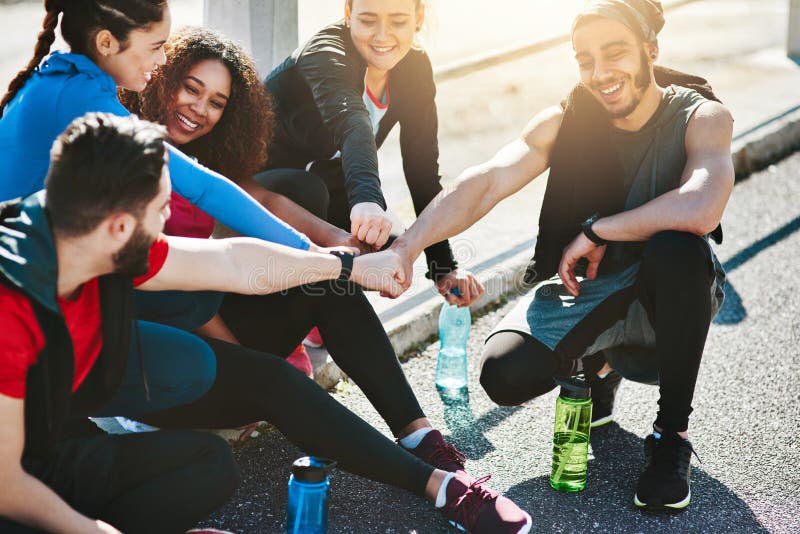 Aptitudinea de ciocniri și grupul de atleți în aer liber care aleargă pentru sănătate sau bunăstare. sportul de legătură și stock images