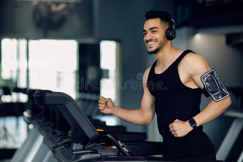 Apuesto Hombre árabe Muscular Con Auriculares Inalámbricos
