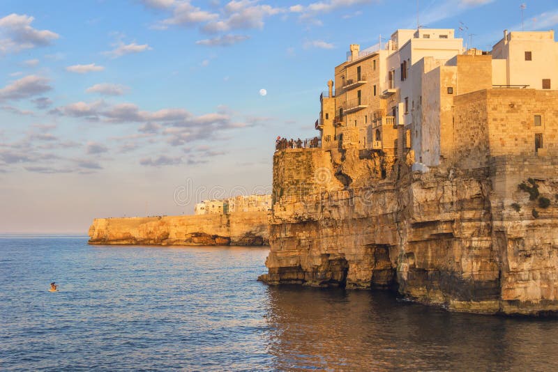 Apulia kust Polignano per sommarafton: en panorama- sikt-ITALIEN (Bari) - arkivbilder Apulia kust Polignano per sommarafton: en panorama- sikt-ITALIEN (Bari) - arkivbilder