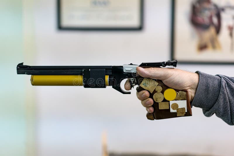 Apuntar La Blanco Y El Tirar