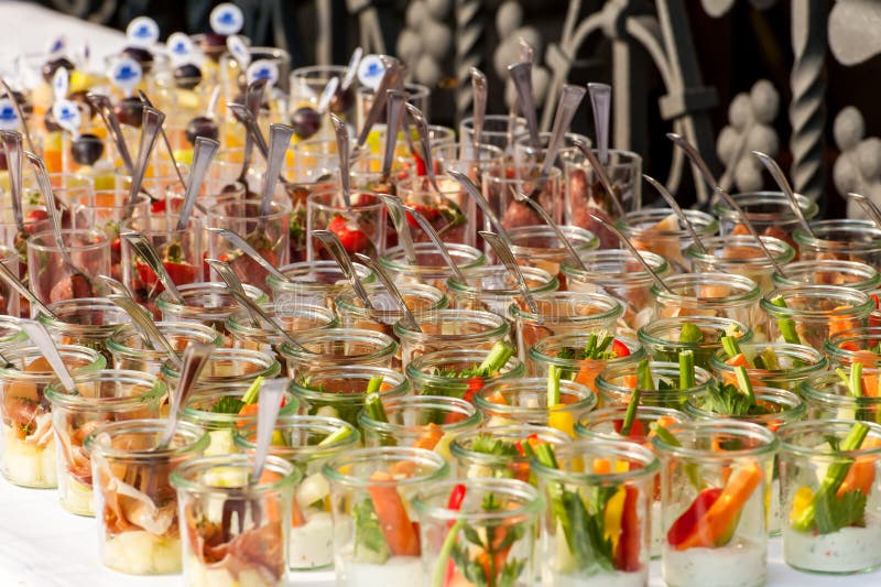 Apéritifs colorés en petits verres dans les rangées image stock Apéritifs colorés en petits verres dans les rangées image stock
