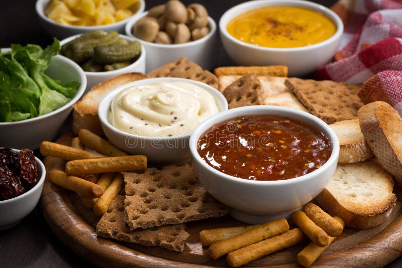Apéritifs délicieux d'assortiment avec différentes sauces images libres de droits Apéritifs délicieux d'assortiment avec différentes sauces images libres de droits
