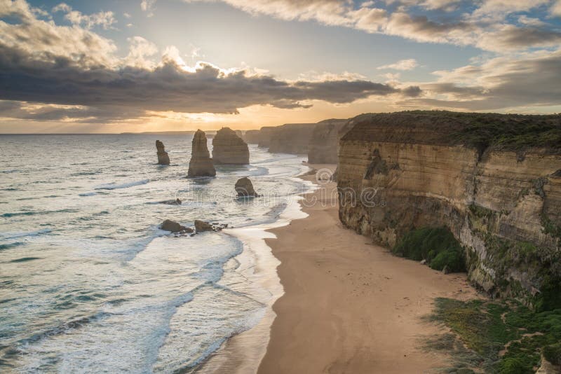 Apóstol doce la formación de roca icónica durante la puesta del sol en el gran camino del océano del estado Australia de Victoria imagen de archivo libre de regalías Apóstol doce la formación de roca icónica durante la puesta del sol en el gran camino del océano del estado Australia de Victoria imagen de archivo libre de regalías