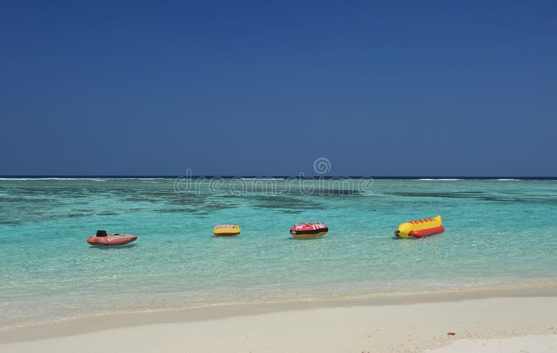 Apă și salvator de vieți în cauciuc gonflabil. inelele gonflabile în apă, conceptul de plajă tropicală timertropicală de vară pe stock photography