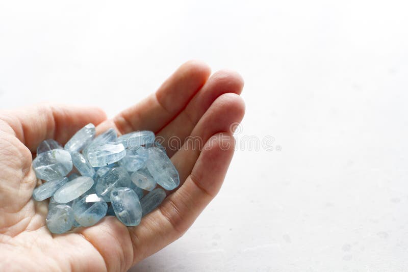 Aquamariner Stein liegt in der Hand Naturstein-Aquamarin auf einem wei?en Hintergrund Weibliche Hand kopieren Sie Platz f?r Ihren lizenzfreies stockbild Aquamariner Stein liegt in der Hand Naturstein-Aquamarin auf einem wei?en Hintergrund Weibliche Hand kopieren Sie Platz f?r Ihren lizenzfreies stockbild
