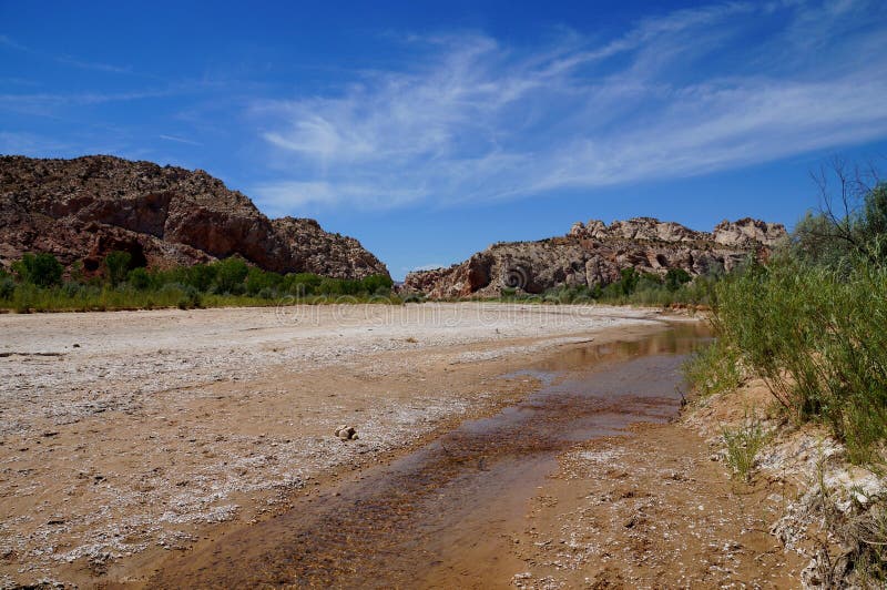 Aquecimento global de aumentação: o rio largo secou a um leito fluvial minúsculo do córrego fotos de stock Aquecimento global de aumentação: o rio largo secou a um leito fluvial minúsculo do córrego fotos de stock
