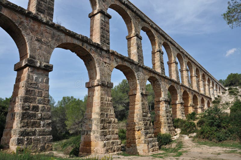 Aqueduct in tarragona editorial stock photo. Image of green 54469633