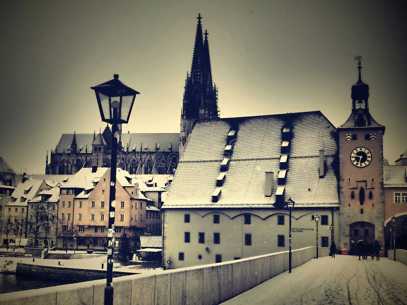 Aquí están las mejores atracciones de la ciudad alemana histórica, cultura-rica de Regensburg foto de archivo libre de regalías Aquí están las mejores atracciones de la ciudad alemana histórica, cultura-rica de Regensburg foto de archivo libre de regalías