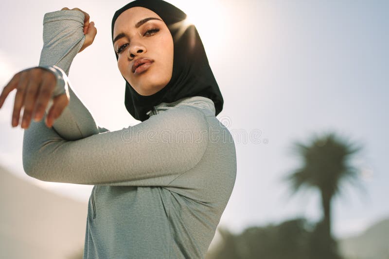 Ar livre de exercício fêmea muçulmano na manhã