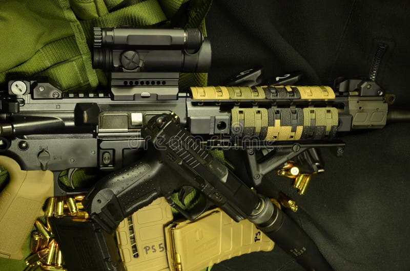 AR 15 med den tystade pistolen arkivfoton AR 15 med den tystade pistolen arkivfoton