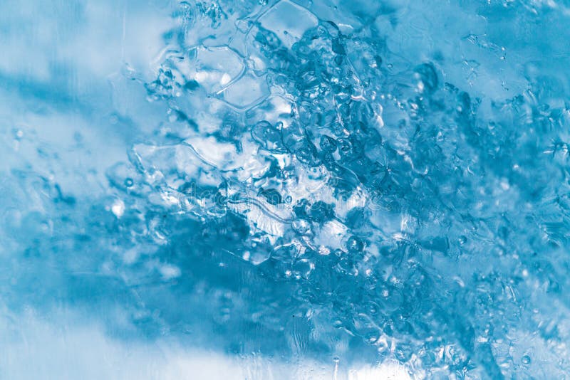 Ar prendido dentro do gelo, macro da geleira, papel de parede azul abstrato