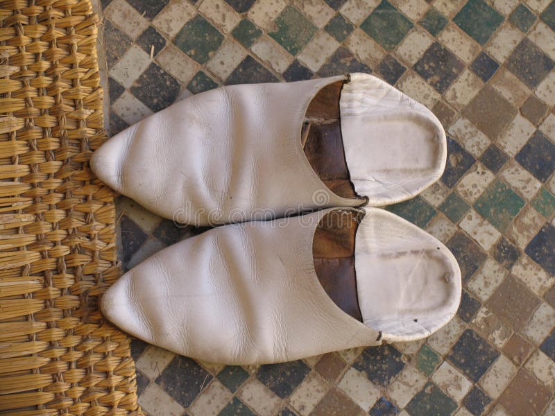 Tradizionale araba scarpe, a sinistra, al di fuori di una moschea (la sua vietato entrare in una moschea con le scarpe).