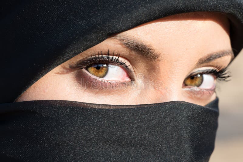 arabic-girls-eyes-hijab-wearing-70836612.jpg