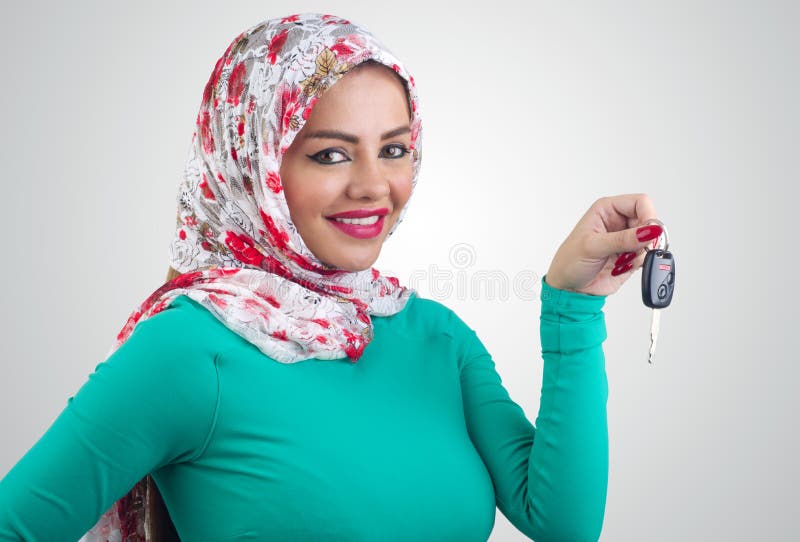 Arabische Frau, die Autoschlüssel hält lizenzfreies stockbild Arabische Frau, die Autoschlüssel hält lizenzfreies stockbild