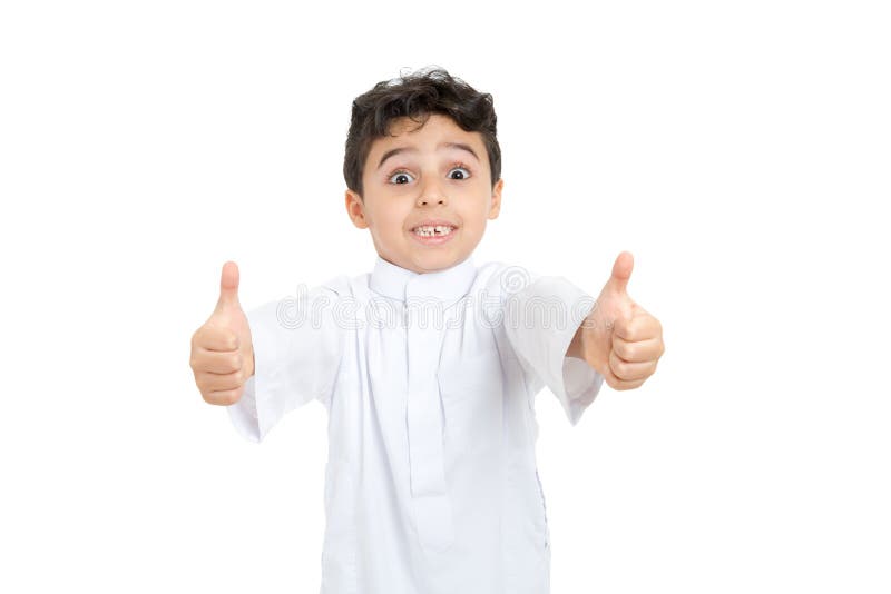 Arabische 8 Jahre altes Kind, die zwei Daumen mit großem Lächeln aufgeben