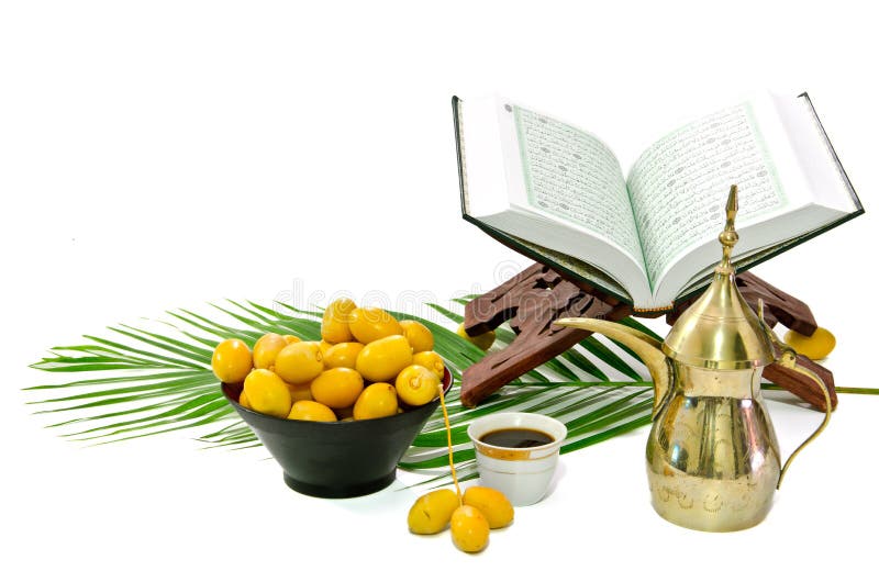 Arabische Koffie met het Fruit van de Datum en Heilige Quran royalty-vrije stock foto Arabische Koffie met het Fruit van de Datum en Heilige Quran royalty-vrije stock foto