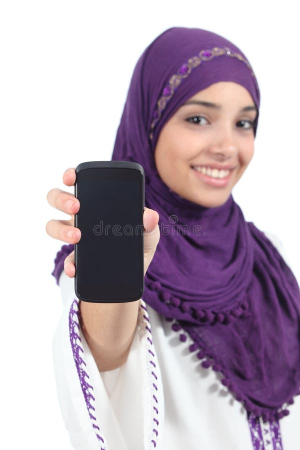 Arabische vrouw die een hijab dragen die het leeg smartphonescherm tonen stock afbeelding Arabische vrouw die een hijab dragen die het leeg smartphonescherm tonen stock afbeelding