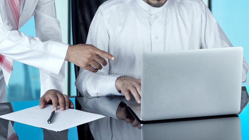 Arabische Zakenlieden die aan Laptop werken stock afbeeldingen Arabische Zakenlieden die aan Laptop werken stock afbeeldingen